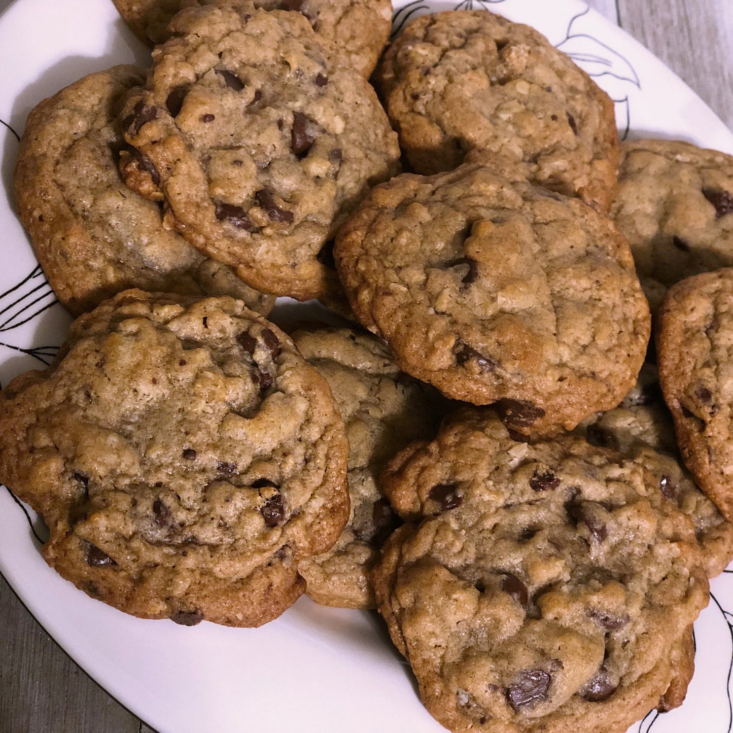 Organic Oatmeal Chocolate Chip Cookies (8-Count Trial Box) – All-Natural & Freshly Baked Goodness